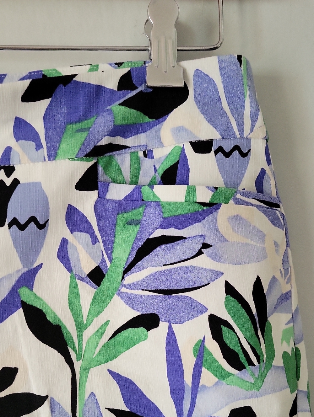 NWOT Chico's Floral & Leaf Print Pull-on Bermuda Shorts - Picture 4 of 8